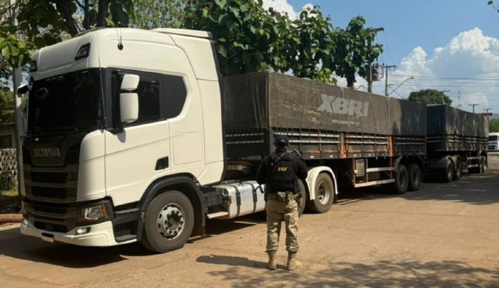 PRF apreende carga irregular de madeira sendo transportada em Marabá (PA)