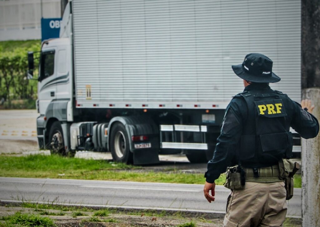 PRF autua caminhão cometendo crime contra o meio ambiente, em Sergipe