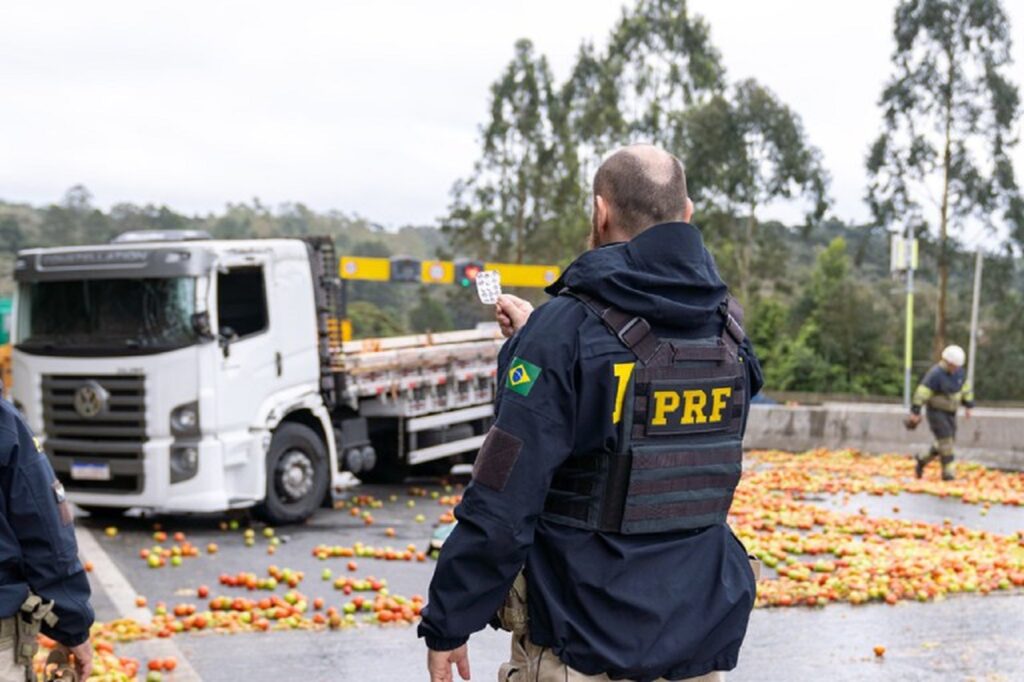 PRF encontra comprimidos de rebite em caminhão acidentado na Br-376