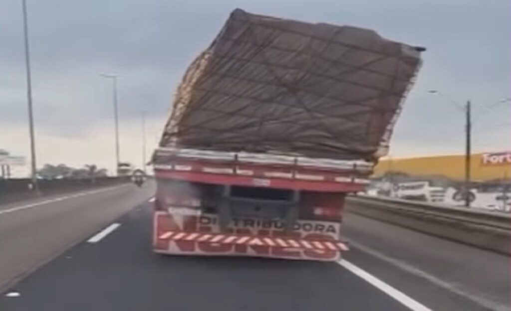 PRF flagra caminhão com carga inclinada trafegando na Br-101