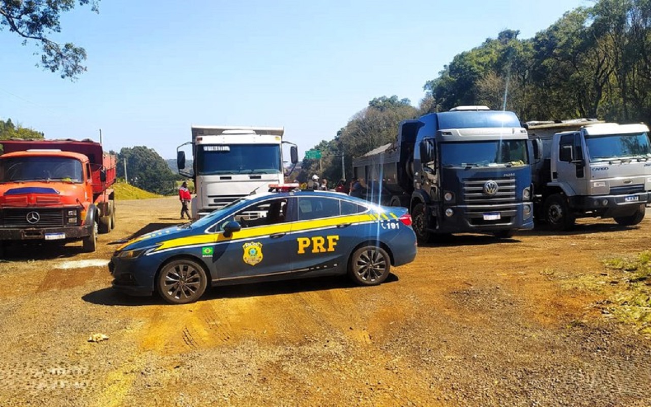 PRF flagra mais de 30 toneladas de excesso de peso em caminhões na Br-282