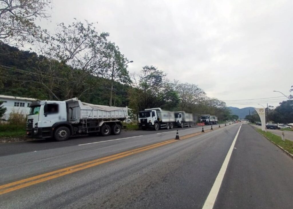 PRF flagra mais de 40 toneladas de excesso de peso em operação na Rodovia Rio-Santos