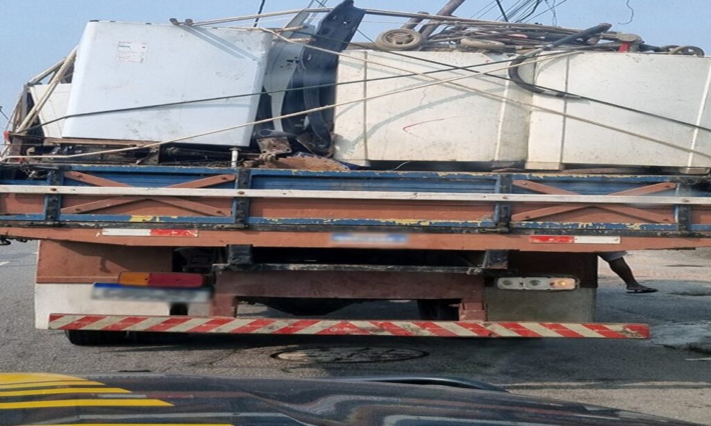 PRF prende condutor de caminhão com CNH falsa na Br-101