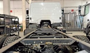 Por que os chassis de caminhões são repletos de furos