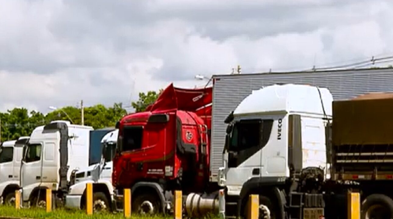 STF afirma que caminhoneiros devem ser remunerados por tempo de carga e descarga