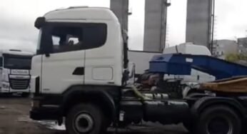 Scania 360 não dá conta e 460 traçado entra em ação para tirar prancha do lugar