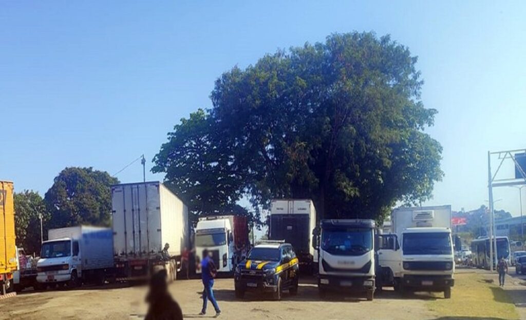 Caminhões são flagrados trafegando na ponte rio-niterói em horário proibido
