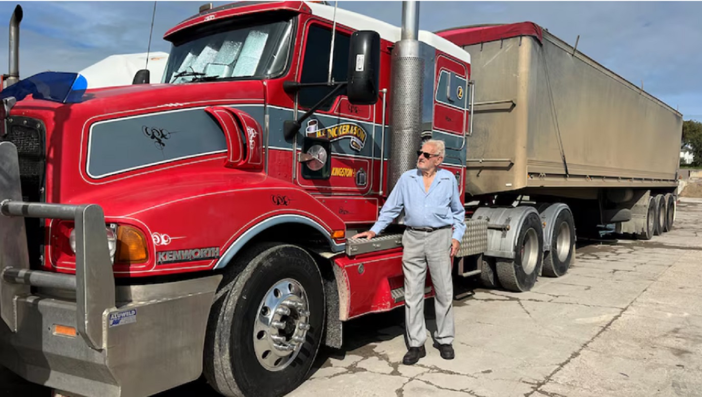 Caminhoneiro completa 88 anos de profissão nas estradas