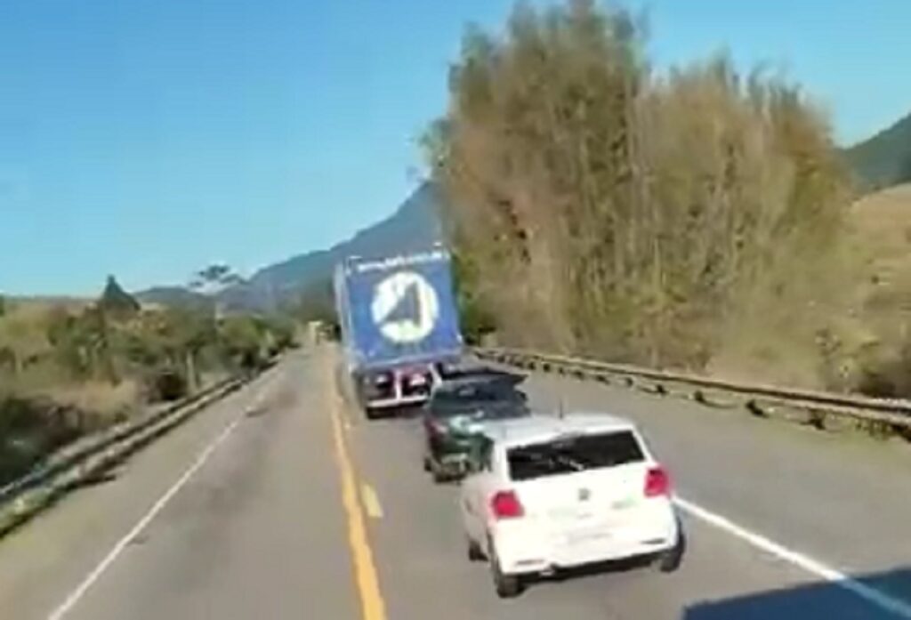Caminhoneiro desequilibrado quase mata inocentes em rodovia