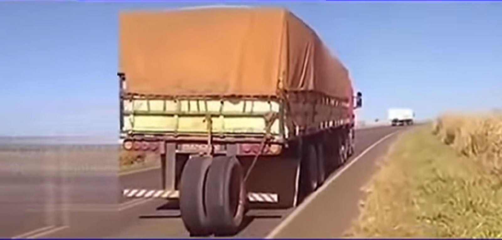 Caminhoneiro inova para conseguir chegar a posto mais próximo sem dois pneus da carreta