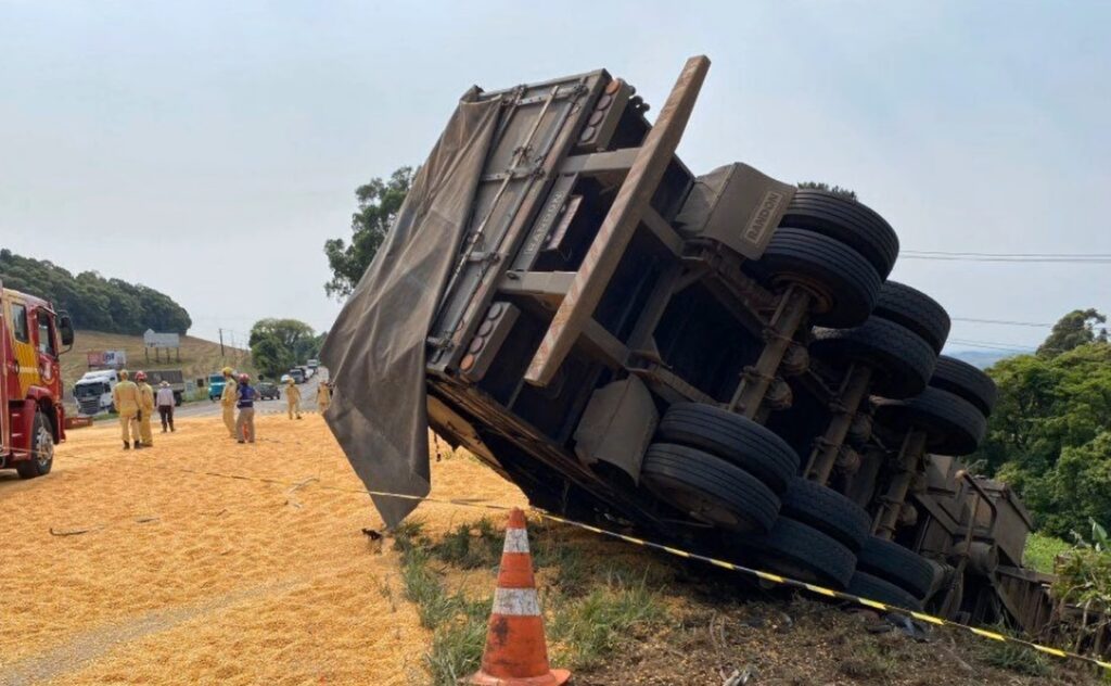 Caminhoneiro morre após colisão na PR-483