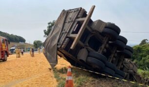 Caminhoneiro morre após colisão na PR-483