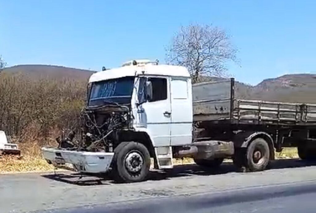 Caminhoneiro pede ajuda após está parado em rodovia com caminhão quebrado