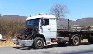 Caminhoneiro pede ajuda após está parado em rodovia com caminhão quebrado