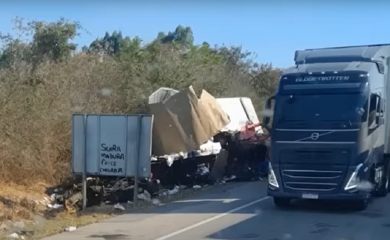 Caminhoneiro perde a vida em colisão frontal na Br-116