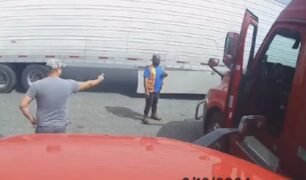 Caminhoneiro salva a vida de colega de profissão após curva mal sucedida