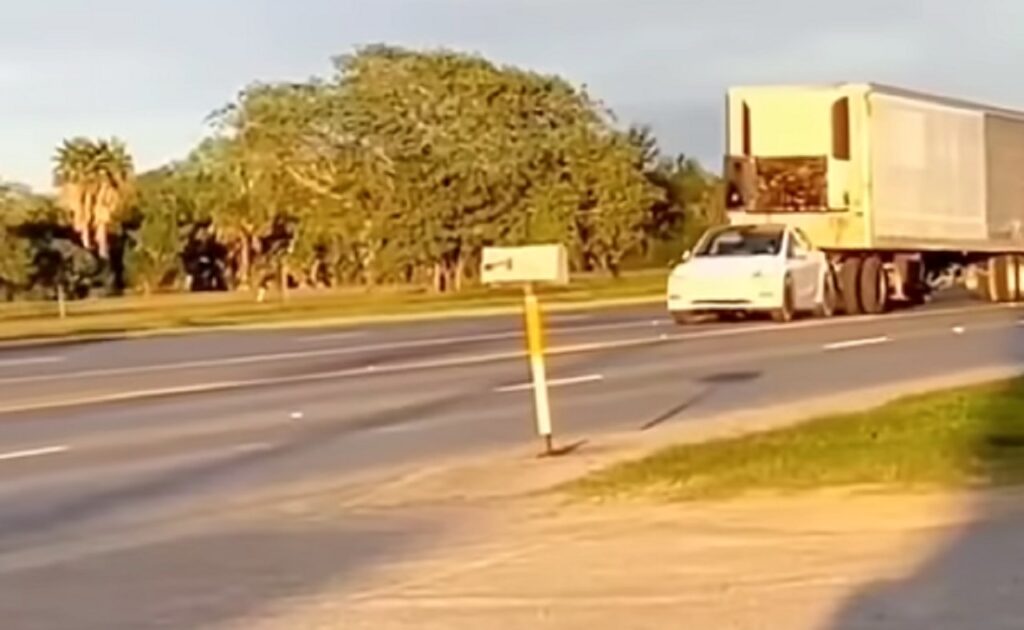 Carro pequeno foi flagrado transportando uma carreta