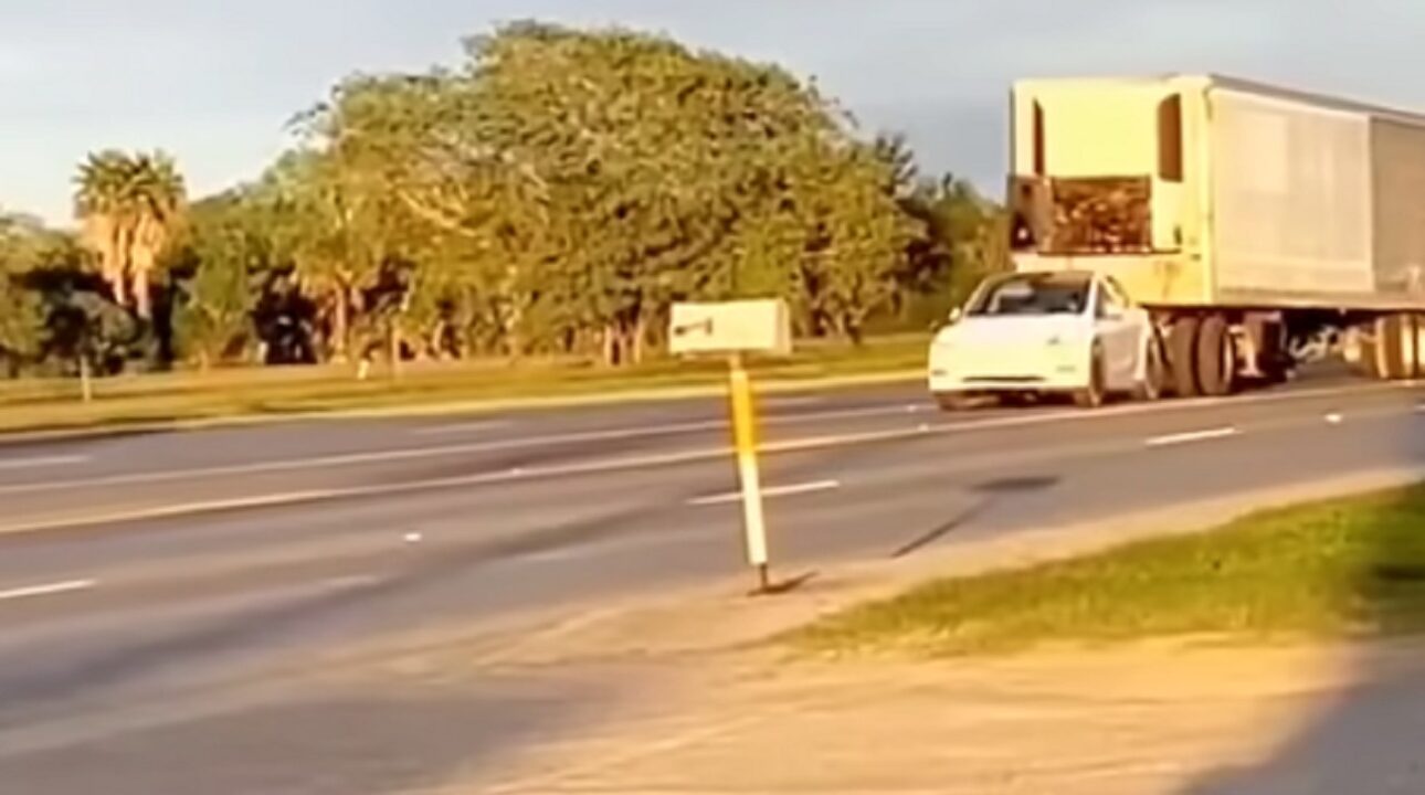 Carro pequeno foi flagrado transportando uma carreta