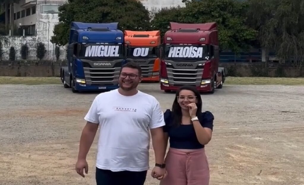 Casal utiliza caminhões para chá revelação