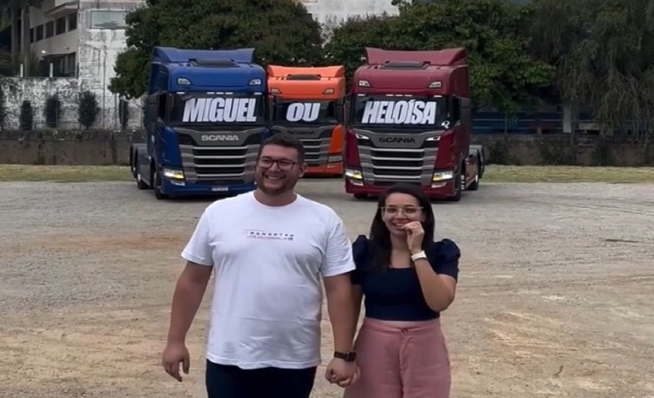 Casal utiliza caminhões para chá revelação