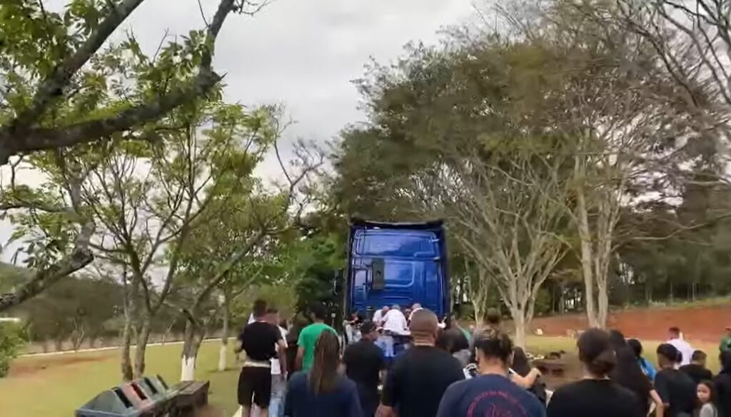 Cena emocionante em velório de caminhoneiro chama a atenção em cemitério