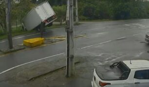 Motorista perde controle de caminhão e termina fora da pista