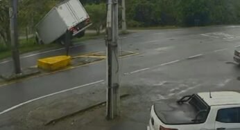 Motorista perde controle de caminhão e termina fora da pista