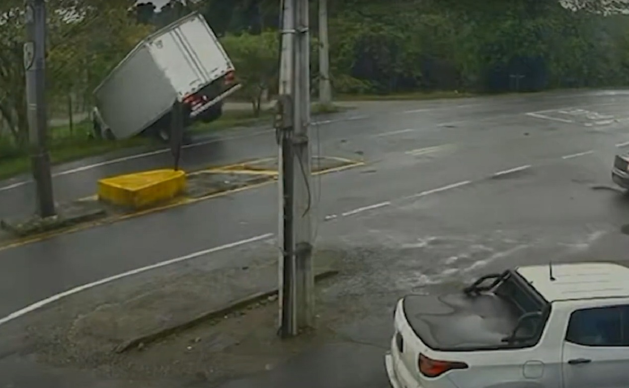 Motorista perde controle de caminhão e termina fora da pista