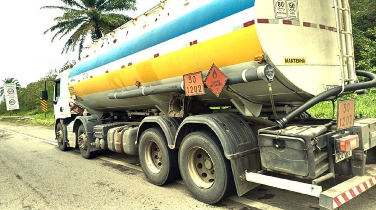 PRF apreende carga de óleo diesel por excesso de peso em Simões Filho (BA)