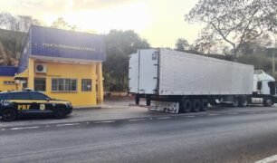 PRF apreende combinação veicular com restrição judicial