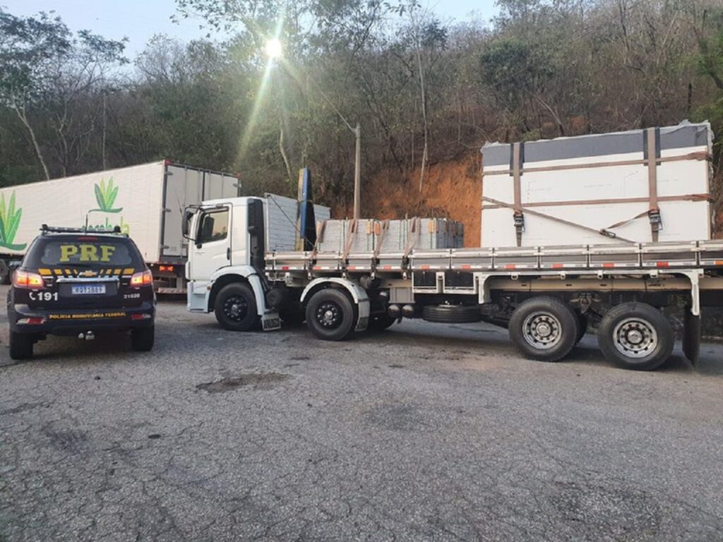 PRF autua caminhão com carregamento irregular de granito na BR-101