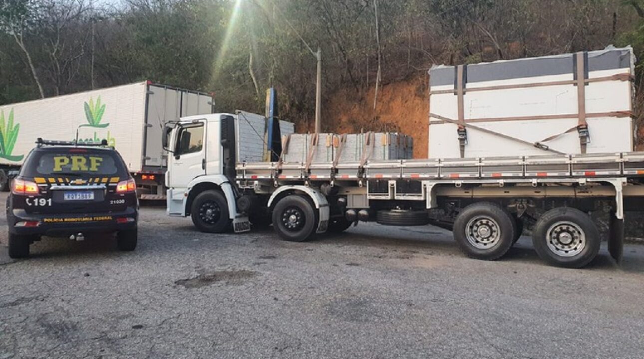 PRF autua caminhão com carregamento irregular de granito na BR-101