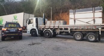 PRF autua caminhão com carregamento irregular de granito na BR-101