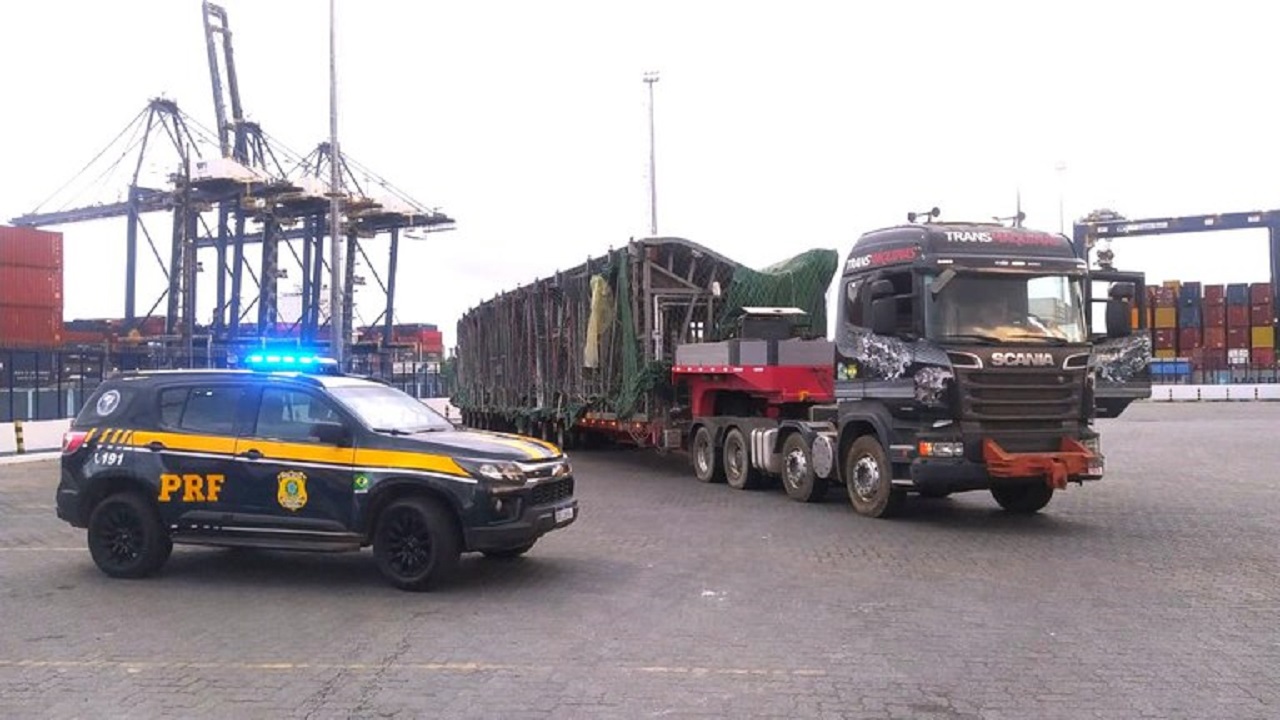 PRF faz escolta de peça eólica na Bahia