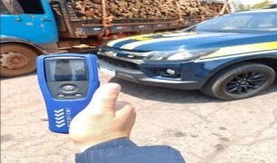 PRF flagra caminhão com diversas irregularidades na BR-020