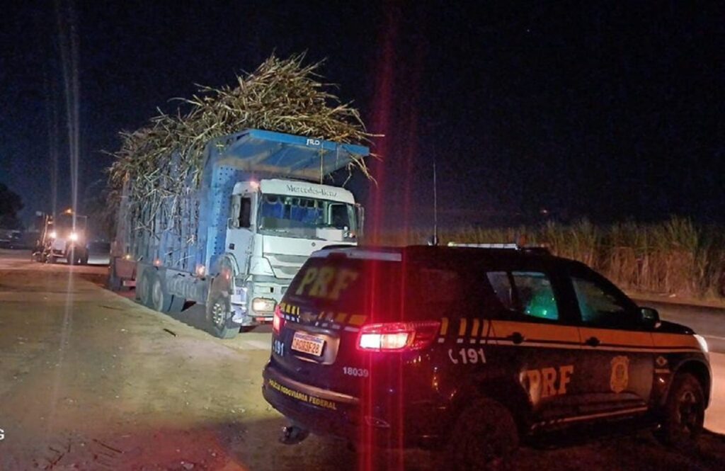 PRF flagra combinação veicular descumprindo AET, em Pernambuco