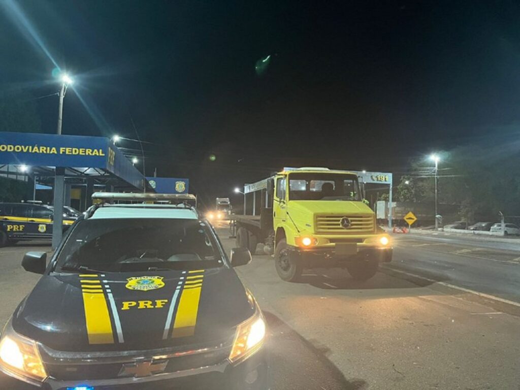 PRF recupera caminhão roubado em município Paulista