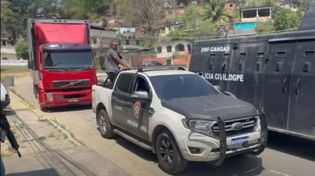 Polícia recupera carga de meio milhão de reais em comunidade no Rio de Janeiro