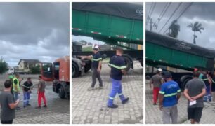 Caminhoneiro descarrega em frente a empresa