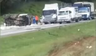 Acidente deixa rastro violento na BR-251