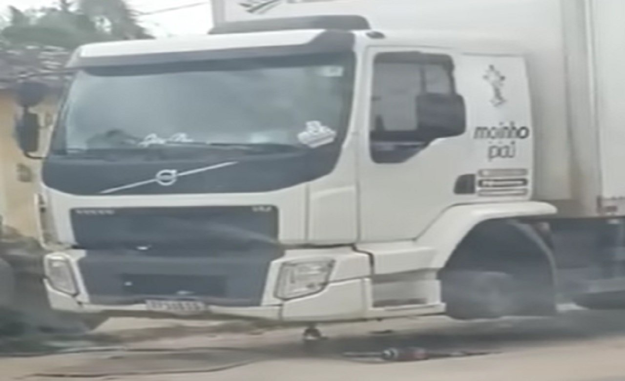 Borracheiro faz trabalho com caminhão sem as rodas dianteiras com apenas um macaco hidráulico