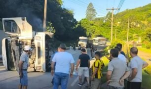 Caminhão carregado com cimento acaba interditando BR-282