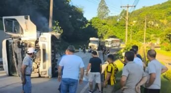 Caminhão carregado com cimento acaba interditando BR-282