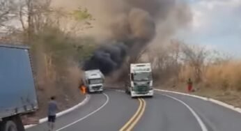 Caminhão pega fogo às margens da BR-251