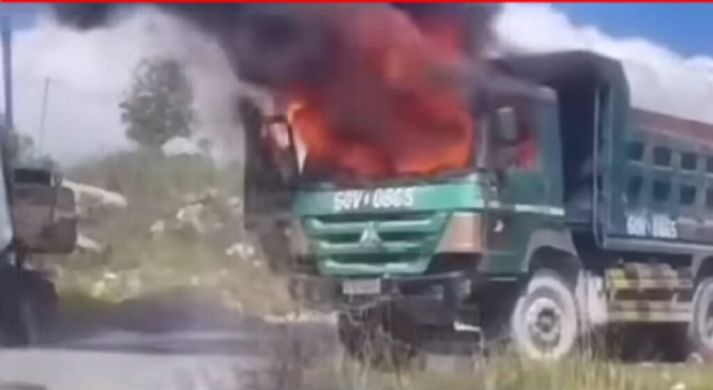 Caminhão pipa salva caminhão de ser consumido pelas chamas de incêndio