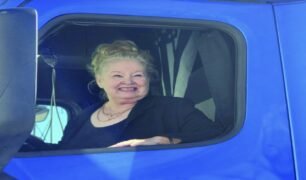 Caminhoneira norte-americana se aposenta após mais de 35 anos na estrada sem nenhum registro de acidente