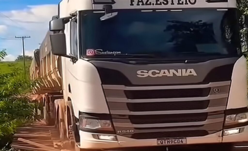 Caminhoneiro corajoso passa com Scania super pesada em ponte de madeira