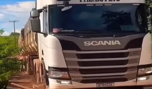 Caminhoneiro corajoso passa com Scania super pesada em ponte de madeira
