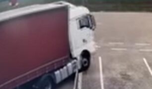 Caminhoneiro faz manobra errada e causa prejuízos financeiros