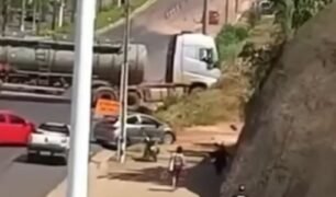 Caminhoneiro fecha cruzamento após acidente com caminhão tanque